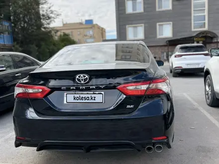 Toyota Camry 2018 года за 8 000 000 тг. в Жанаозен – фото 4