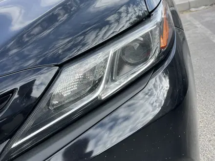 Toyota Camry 2018 года за 8 000 000 тг. в Жанаозен – фото 2