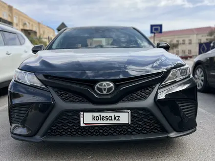 Toyota Camry 2018 года за 8 000 000 тг. в Жанаозен – фото 3