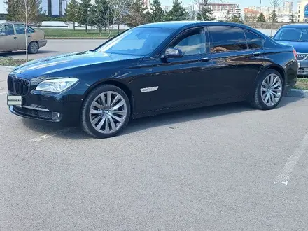 BMW 750 2009 года за 8 600 000 тг. в Астана – фото 2