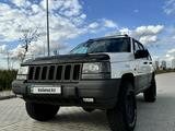 Jeep Grand Cherokee 1997 годаfor6 200 000 тг. в Астана