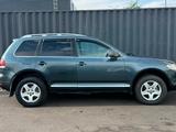 Volkswagen Touareg 2008 года за 3 500 000 тг. в Алматы – фото 4