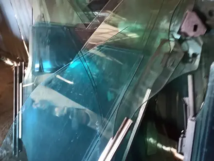 Дверные стекло переднее правое левое заднее на Мерседес бенс w204 за 10 000 тг. в Алматы – фото 4