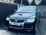Volkswagen Touareg 2009 года за 7 900 000 тг. в Астана