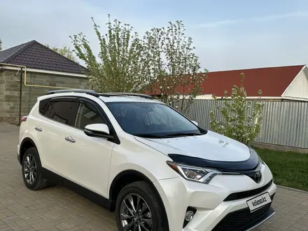 Toyota RAV4 2018 года за 10 000 000 тг. в Актобе