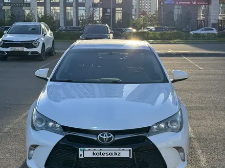 Toyota Camry 2016 года за 10 200 000 тг. в Астана – фото 2