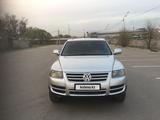 Volkswagen Touareg 2006 годаfor6 800 000 тг. в Алматы – фото 2