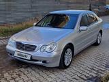 Mercedes-Benz C 320 2000 года за 3 900 000 тг. в Шымкент – фото 2