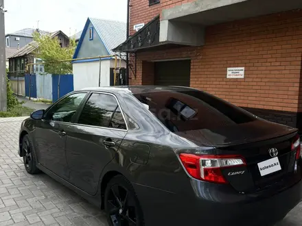 Toyota Camry 2014 года за 6 150 000 тг. в Уральск – фото 3