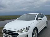 Hyundai Elantra 2019 года за 8 100 000 тг. в Уральск – фото 2