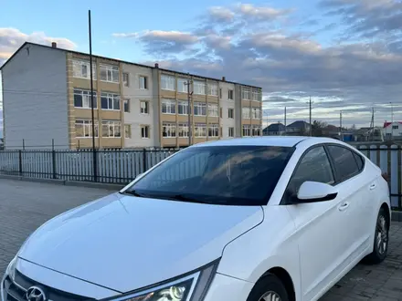 Hyundai Elantra 2019 года за 8 100 000 тг. в Уральск – фото 4