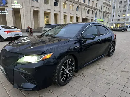 Toyota Camry 2019 года за 11 300 000 тг. в Астана – фото 2