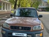 Toyota RAV4 1998 года за 2 200 000 тг. в Уральск – фото 2