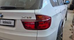 BMW X5 2007 года за 7 000 000 тг. в Атырау – фото 2