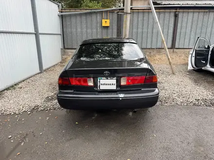 Toyota Camry 2000 года за 2 900 000 тг. в Алматы – фото 2