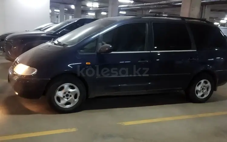 Volkswagen Sharan 1997 годаfor3 200 000 тг. в Астана