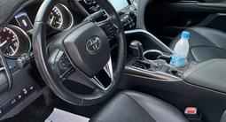 Toyota Camry 2018 года за 14 900 000 тг. в Актобе – фото 2