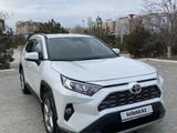 Toyota RAV4 2021 года за 14 700 000 тг. в Актау – фото 2