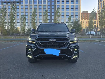 Toyota Land Cruiser 2018 года за 39 000 000 тг. в Астана