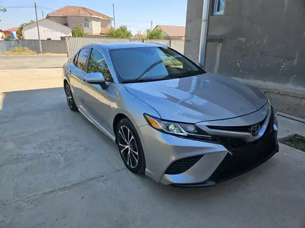 Toyota Camry 2018 года за 8 000 000 тг. в Атырау