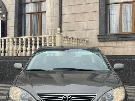 Toyota Camry 2005 года за 6 400 000 тг. в Шымкент – фото 2