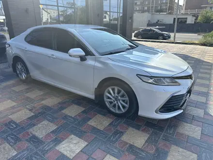 Toyota Camry 2021 года за 14 000 000 тг. в Атырау – фото 3