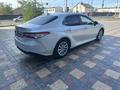 Toyota Camry 2021 года за 14 000 000 тг. в Атырау – фото 4