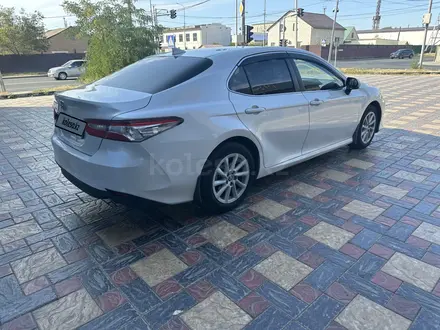 Toyota Camry 2021 года за 14 000 000 тг. в Атырау – фото 4