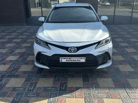 Toyota Camry 2021 года за 14 000 000 тг. в Атырау