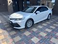 Toyota Camry 2021 года за 14 000 000 тг. в Атырау – фото 2