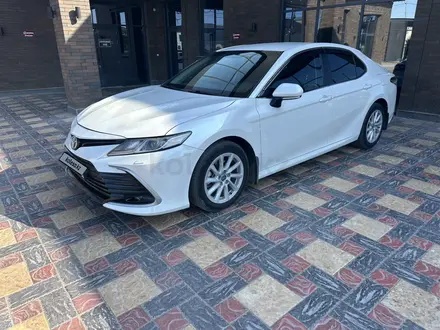 Toyota Camry 2021 года за 14 000 000 тг. в Атырау – фото 2