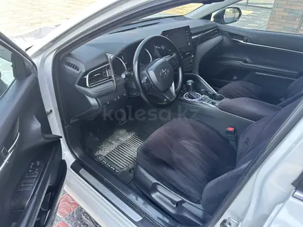 Toyota Camry 2021 года за 14 000 000 тг. в Атырау – фото 6