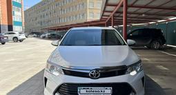 Toyota Camry 2017 года за 13 200 000 тг. в Актобе – фото 2