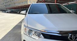 Toyota Camry 2017 года за 13 200 000 тг. в Актобе – фото 3