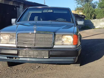 Mercedes-Benz E 260 1993 года за 2 700 000 тг. в Караганда – фото 3