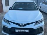 Toyota Camry 2022 года за 14 790 000 тг. в Атырау – фото 2