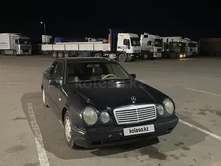 Mercedes-Benz E 230 1997 года за 1 850 000 тг. в Петропавловск