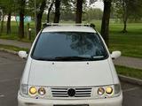 Volkswagen Sharan 1998 годаүшін2 500 000 тг. в Алматы