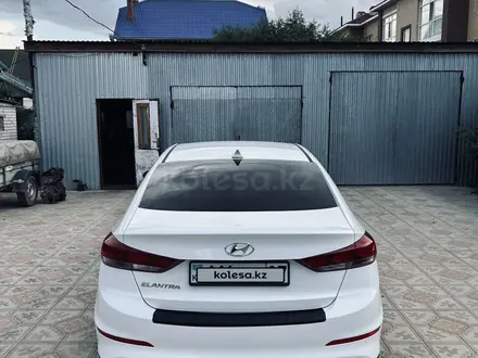 Hyundai Elantra 2017 года за 6 500 000 тг. в Уральск – фото 4