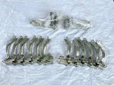 Петля капота (шарнир) Toyota ORIGINAL за 25 000 тг. в Алматы