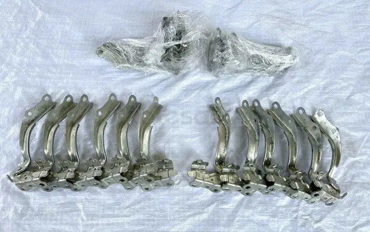 Петля капота (шарнир) Toyota ORIGINAL за 25 000 тг. в Алматы