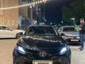 Toyota Camry 2021 года за 15 700 000 тг. в Шымкент – фото 2