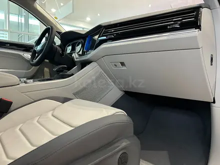 Volkswagen Touareg 2022 года за 24 500 000 тг. в Уральск – фото 23