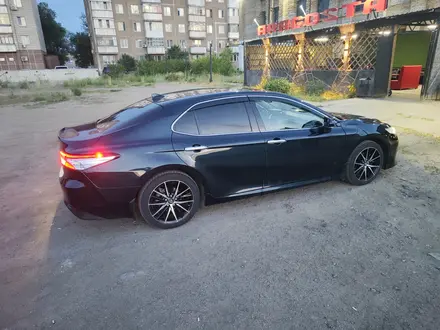 Toyota Camry 2020 года за 13 500 000 тг. в Семей – фото 2