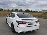 Toyota Camry 2021 года за 13 500 000 тг. в Актобе – фото 3