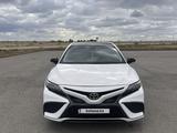 Toyota Camry 2021 года за 13 500 000 тг. в Актобе – фото 2