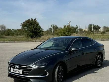 Hyundai Sonata 2020 года за 11 750 000 тг. в Актобе – фото 2