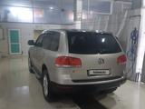 Volkswagen Touareg 2005 года за 4 300 000 тг. в Уральск – фото 4