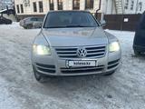 Volkswagen Touareg 2005 года за 4 300 000 тг. в Уральск – фото 3