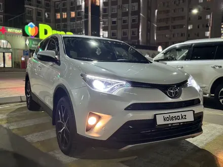 Toyota RAV4 2017 года за 12 600 000 тг. в Актау